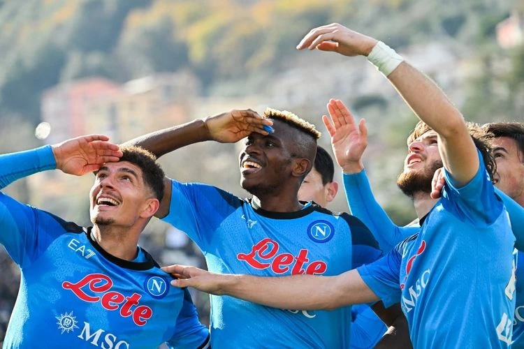 Selebrasi skuad Napoli, melihat gelar juara  Liga Italia 2022/2023 yang semakin dekat. (AFP/Alberto Pizzoli)