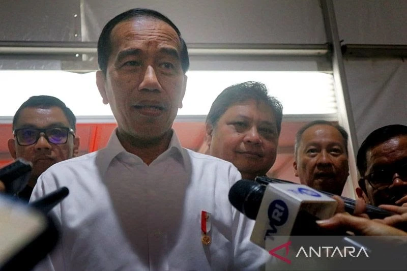 Presiden Jokowi menjawab pertanyaan wartawan soal terpilihnya anggota kabinetnya jadi Ketum PSSI. (Antara)