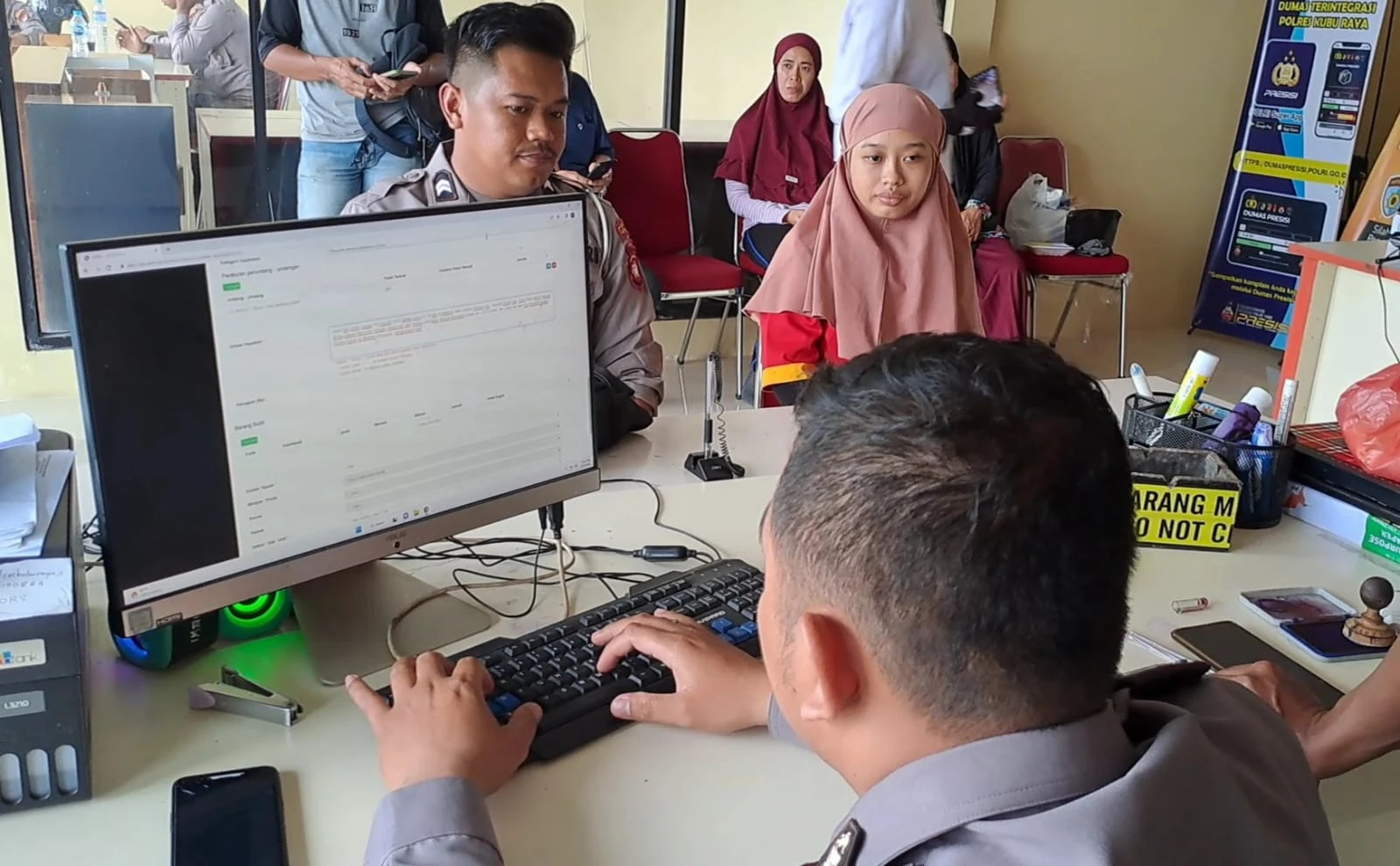Foto: Perampokan di Alfamart: Korban Luka Robek di Tangan, Pelaku Dihajar Warga | Pifa Net