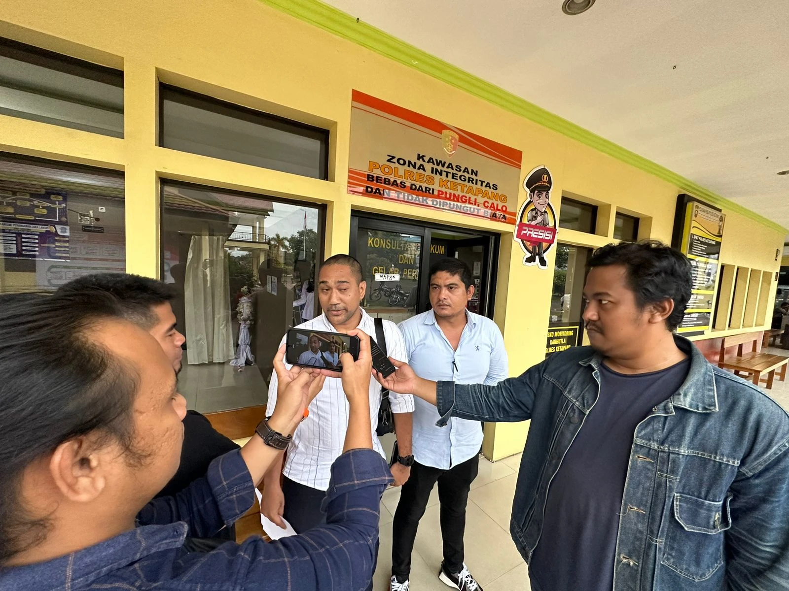 Kuasa hukum AS, Paul saat diwawancarai wartawan usai membuat laporan polisi di Polres Ketapang. (Istimewa)