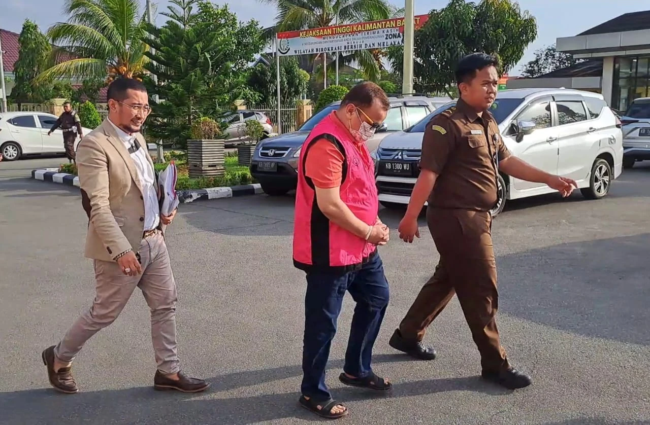 Tersangka EI saat digiring menuju mobil tahanan Kejati Kalbar. (Dok. PIFA/Andrie P Putra)