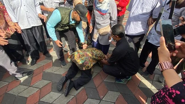 Momen Mensos Risma bersujud di depan guru difabel di SLB Negeri A Pajajaran Bandung. (Detikcom/Wisma Putra)