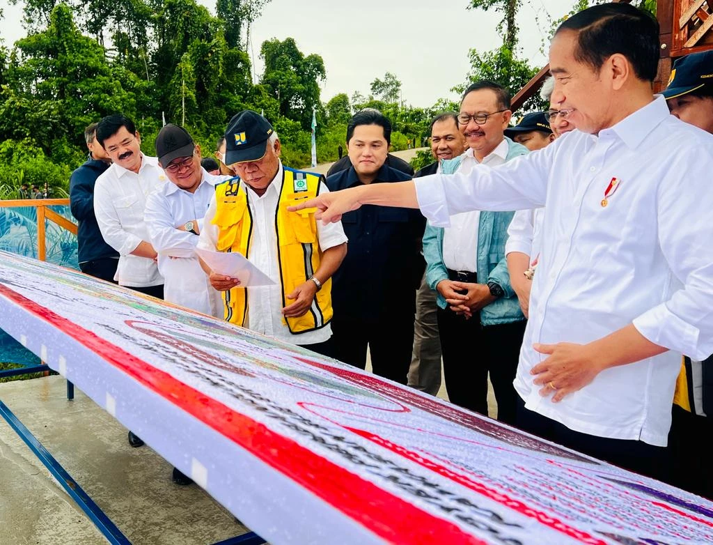 Presiden Jokowi bersama jajarannya dan Ketum PSSI meninjau lokasi lapangan. (Dok. PSSI)