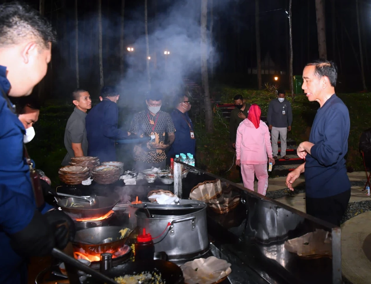 Foto: Makan Malam, Presiden Bersama Para Menteri Santap Nasi Goreng hingga Mi Godog di Tengah Alam IKN | Pifa Net
