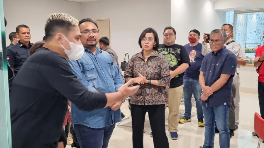Momen Menag Yaqut bersama Menkeu menjenguk David. (Dok. Kemenag)
