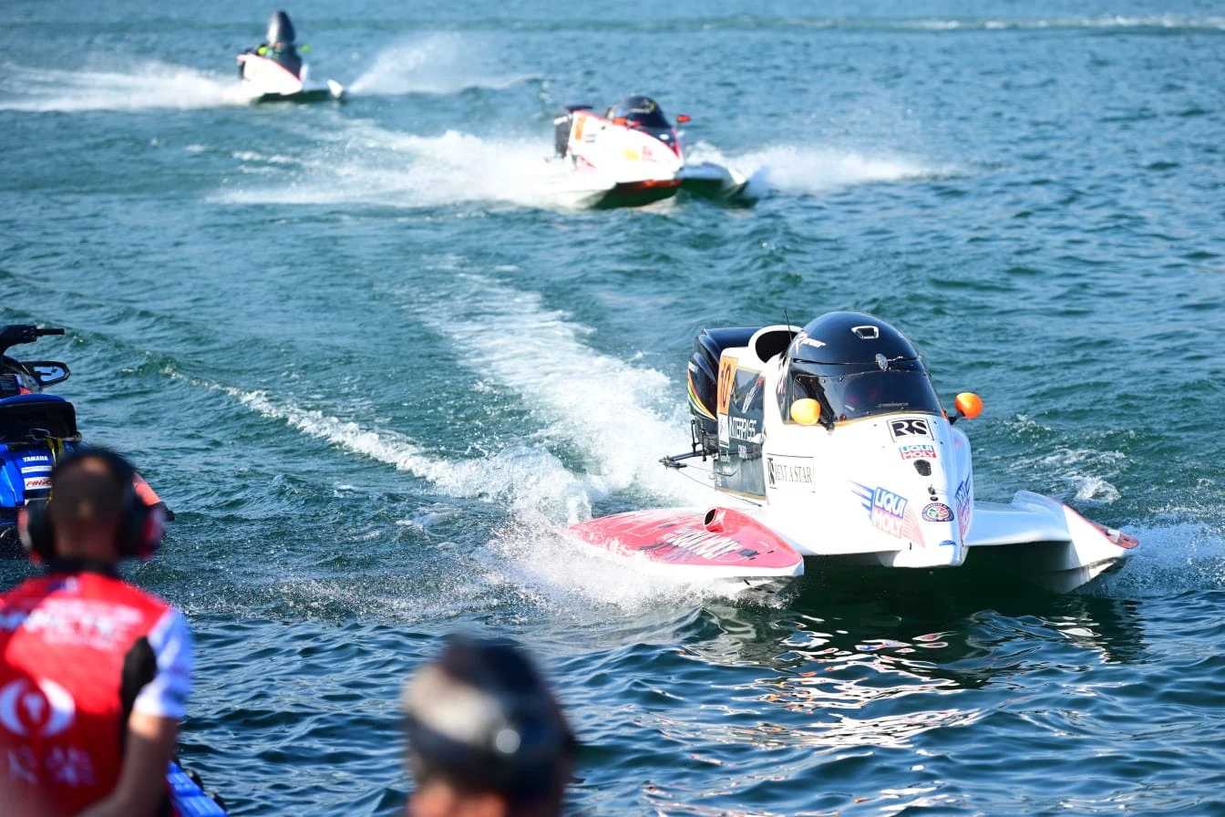 Keseruan ajang F1 PowerBoat atau F1H2O di Danau Toba. (BPMI Setpres)