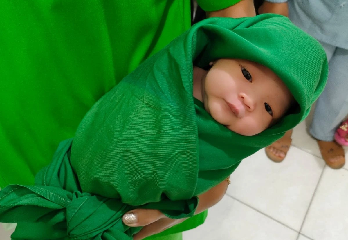 Foto: Warga Serdam Geger Temukan Bayi Perempuan Terbungkus Plastik di Tumpukan Sampah | Pifa Net