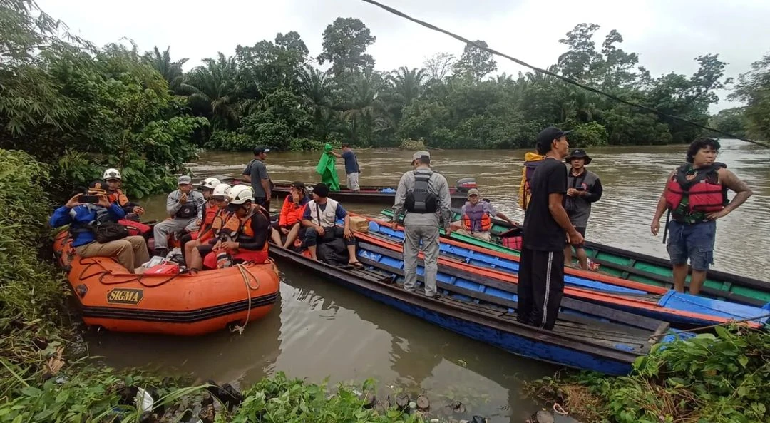 Tim bersiap untuk melakukan pencarian korban tenggelam. (Basarnas)