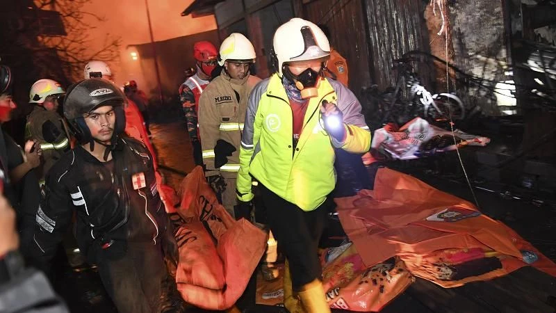 Korban tewas kebakaran Depo Pertamina Plumpang bertambah, jadi 17 orang. (ANTARA FOTO)