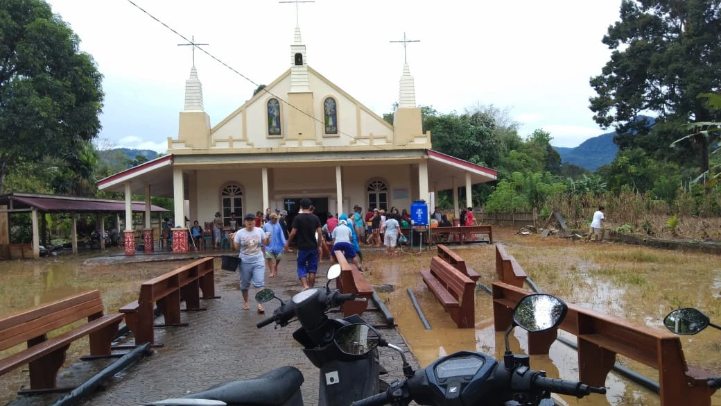 Banjir di salah satu gereja di Bengkayang. (Dok. Istimewa)