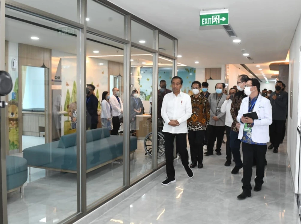 Presiden Jokowi saat meninjau Mayapada Hospital Bandung, Provinsi Jawa Barat, pada Senin (6/3/2023). (BPMI Setpres/Kris)