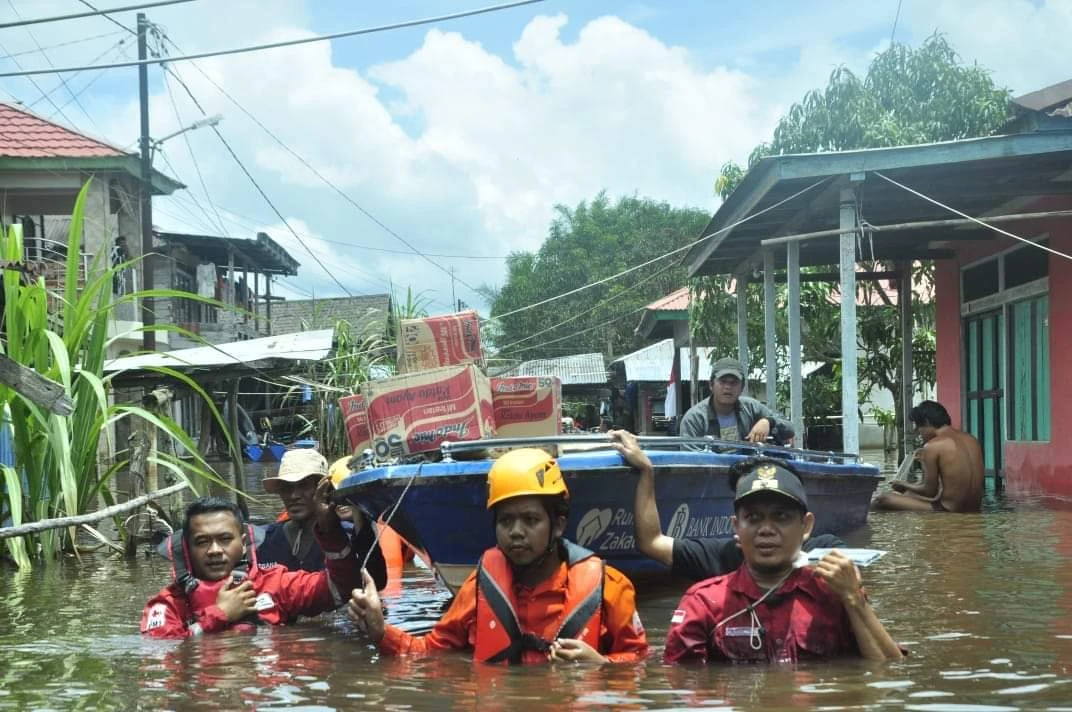 Penyaluran bantuan untuk korban banjir di Kabupaten Sambas. (Dok. PMI Kalbar)