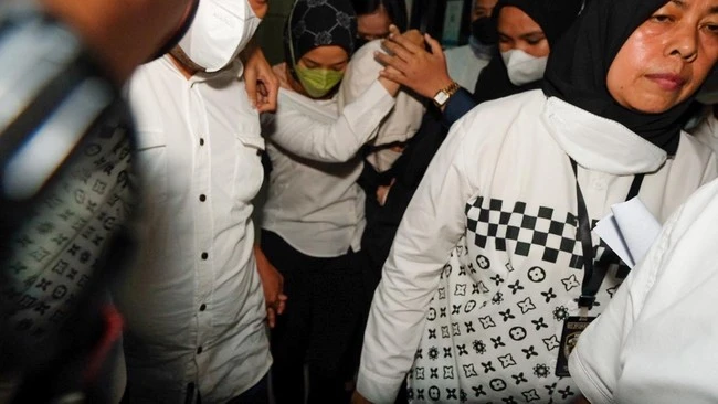 Foto: Khawatir Melarikan Diri, AG Kekasih Mario Dandy Resmi Ditahan Polisi | Pifa Net