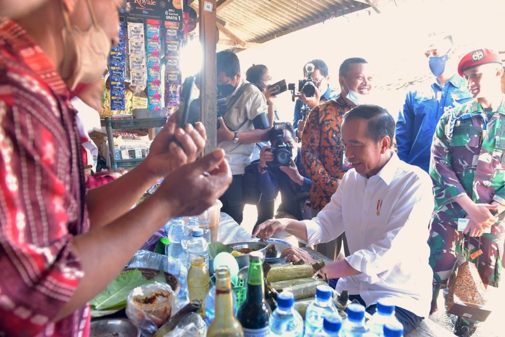Foto: Presiden Cek Ketersediaan Bahan Pokok di Pasar Mendenrejo Blora Jelang Ramadhan | Pifa Net