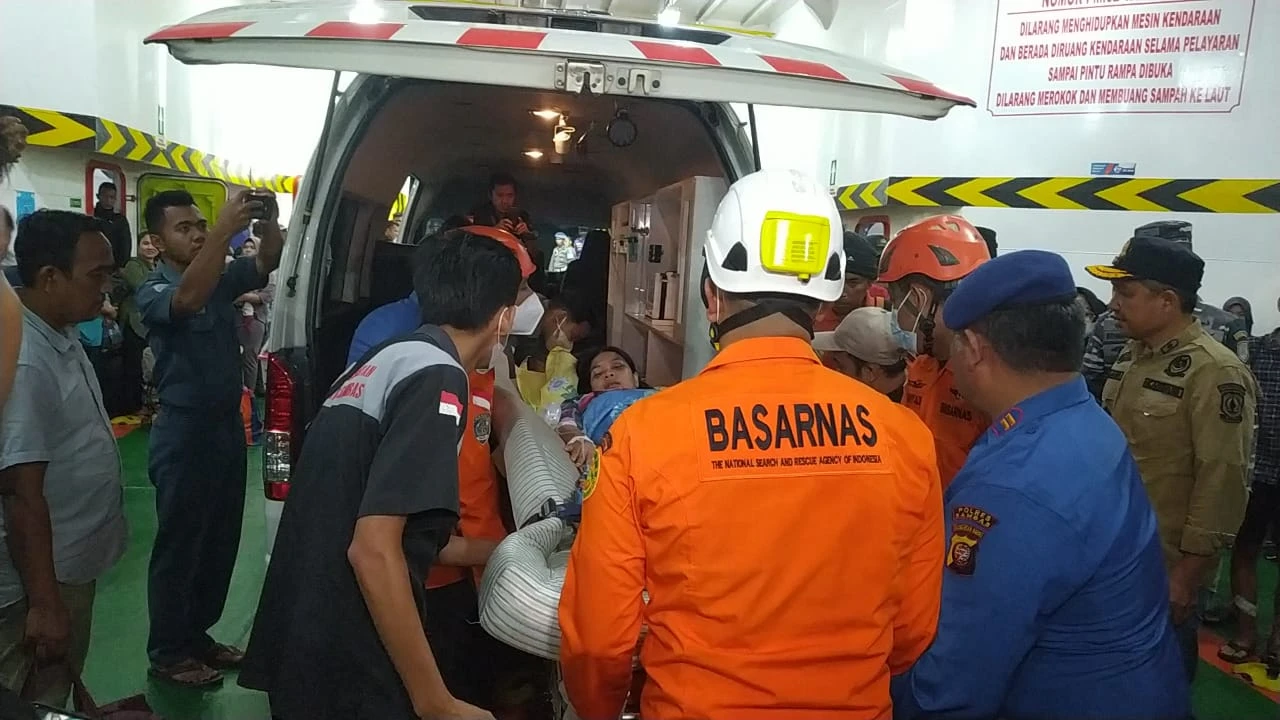 Korban longsor dirujuk ek Pontianak, Kalbar. (Dok. Basarnas Pontianak)