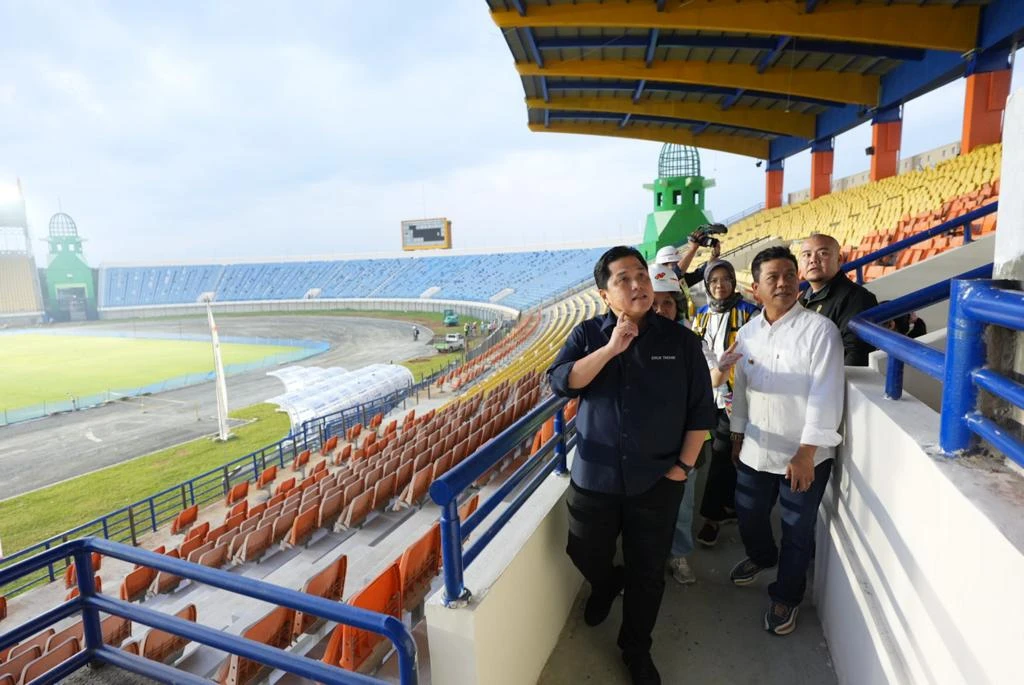 Ketua Penyelenggara FIFA U-20 World Cup 2023 (LOC) sekaligus Ketua Umum PSSI, Erick Thohir, meninjau Stadion Si Jalak Harupat. (Dok. PSSI)