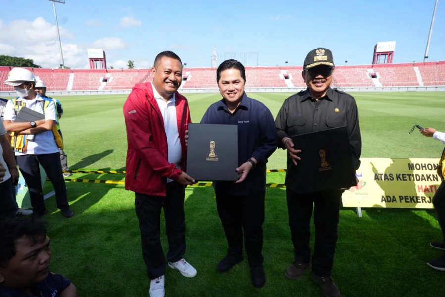 Erick Thohir meninjau Stadion Kapten I Wayan Dipta dalam rangka persiapa Piala Dunia U-20 2023. (Dok. PSSI)