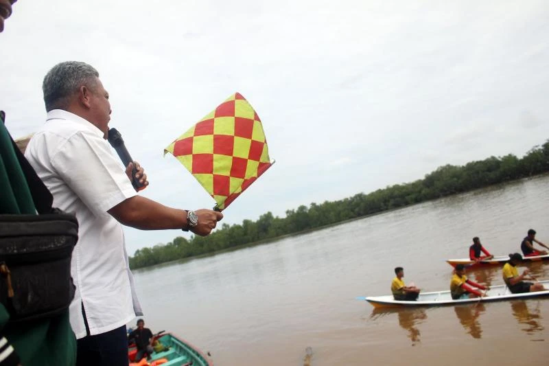 Foto: Lomba Dayung Sampan Fiberglass Lengkapi Daya Tarik Kampung Wisata Nelayan | Pifa Net
