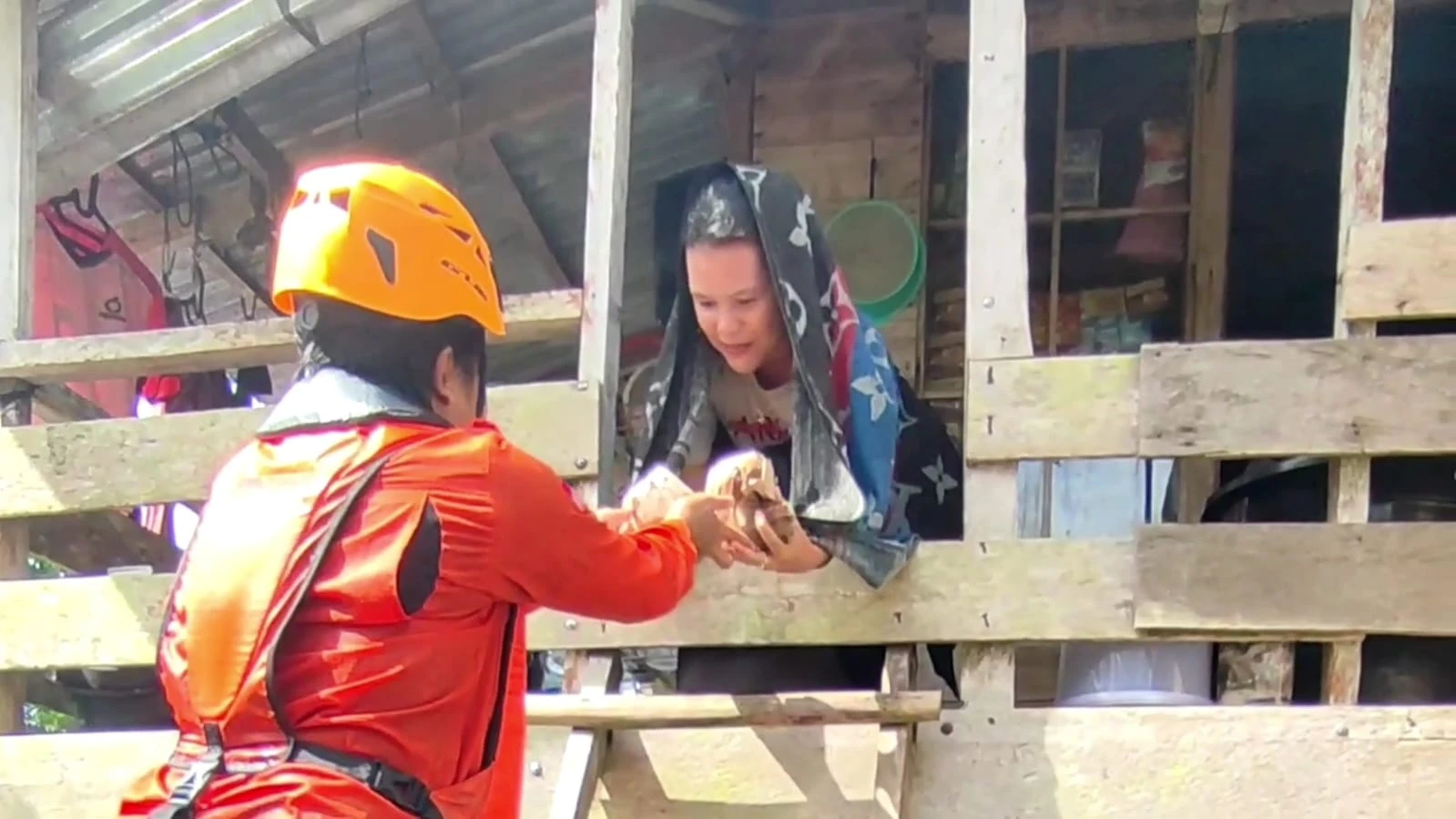 Relawan Rumah Zakat Kalbar menyalurkan bantuan bagi korban banjir di Sambas. (Dok. Rumah Zakat)