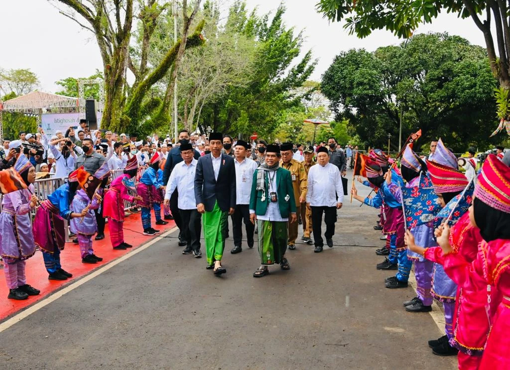 Presiden Jokowi menghadiri Istigasah dan Doa Bersama Rabithah Melayu-Banjar, Jumat (17/3/2023), di Komplek Pendopo Bersinar Tabalong, Tabalong, Kalsel. (BPMI Setpres/Laily Rachev)