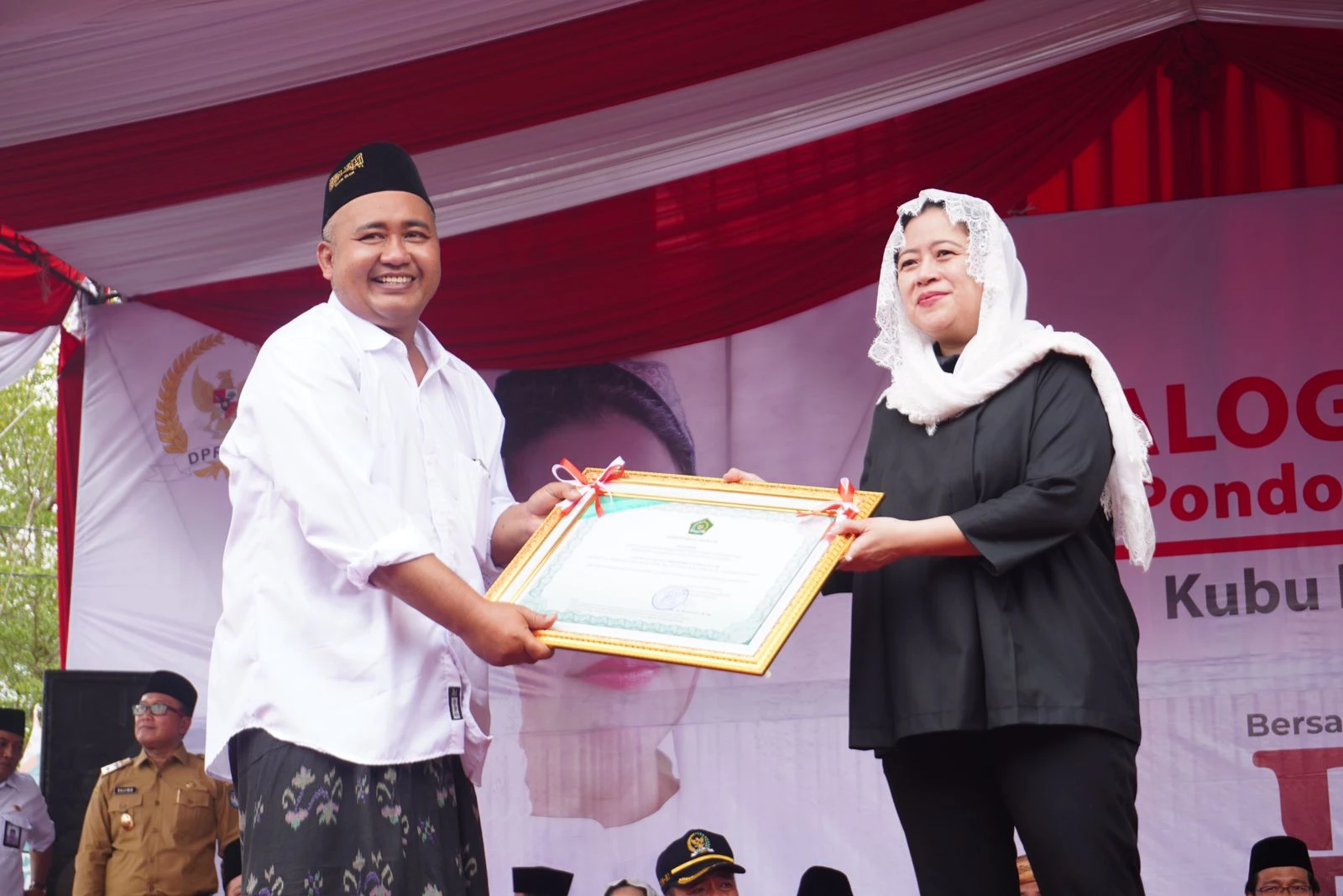 Seremonial penyerahan cenderamata untuk Puan Maharani. (Dok. PDIP)