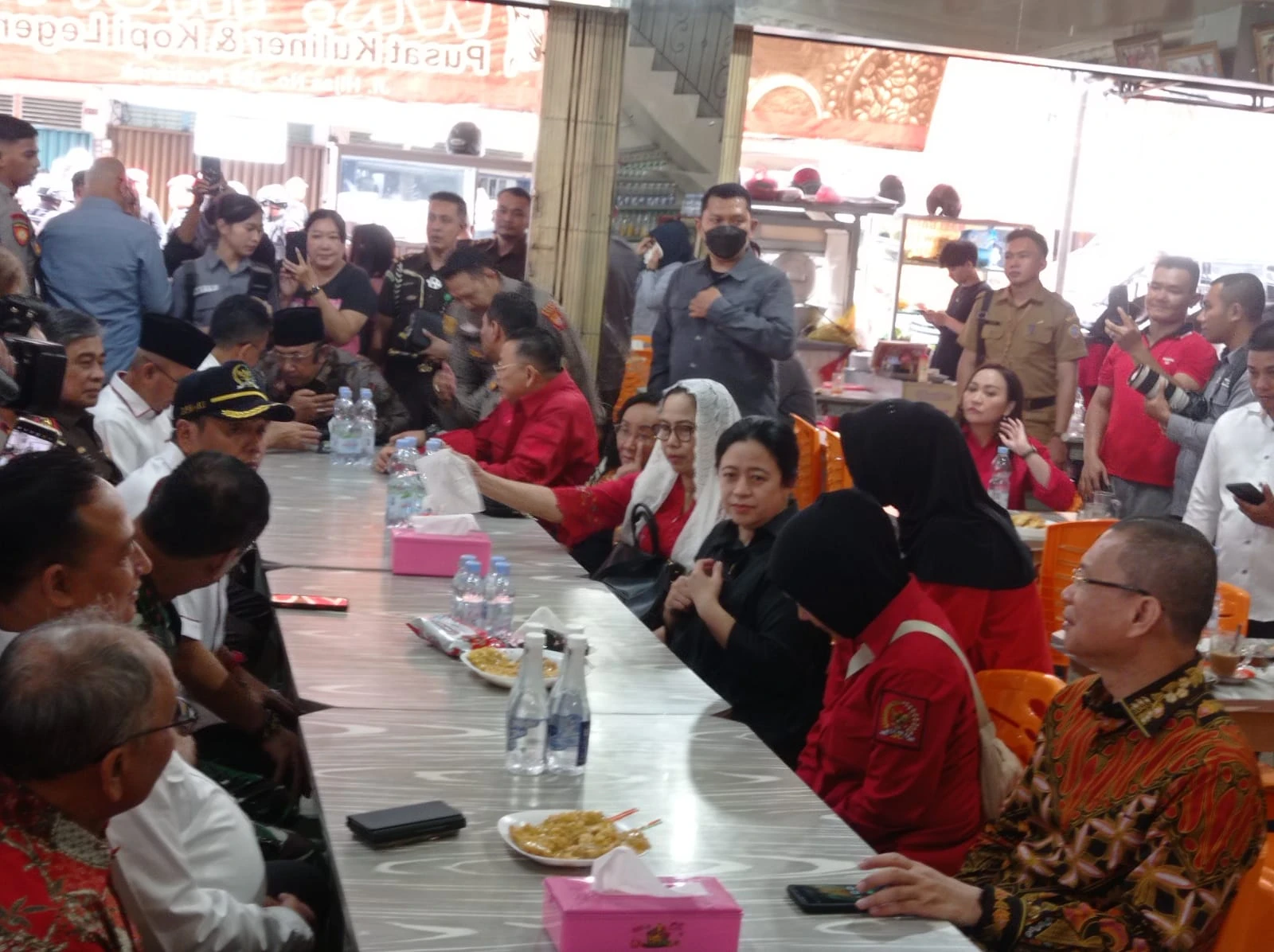 Puan menikmati suasana pagi sambil menyicipi Mie Ayam dan Lontong Sayur di Warung Kopi Hijas Pontianak. (Dok. PDIP)
