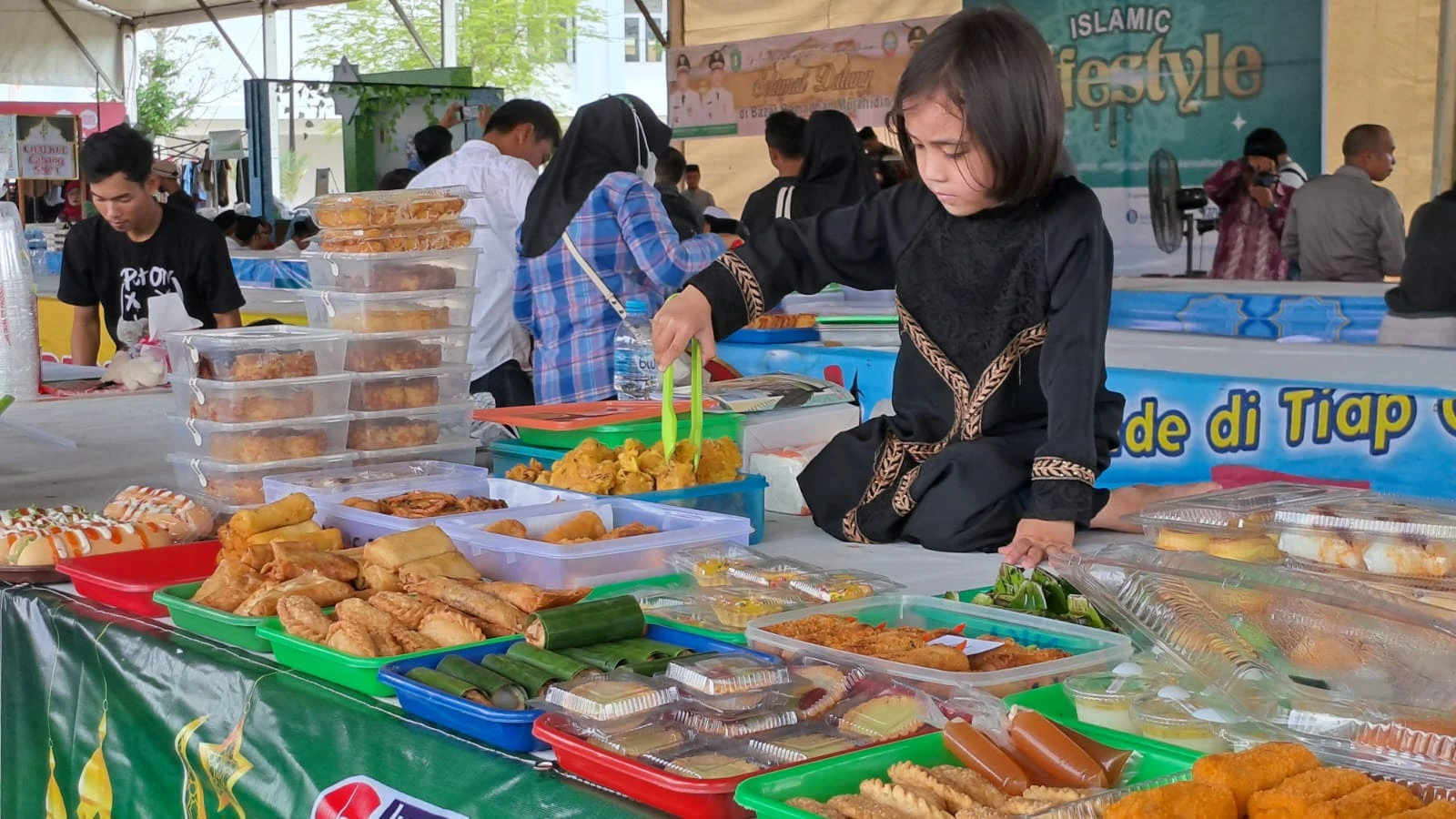 Foto: Bazar Ramadan Mujahidin Suguhkan Makanan Khas dari Berbagai Daerah di Kalbar | Pifa Net