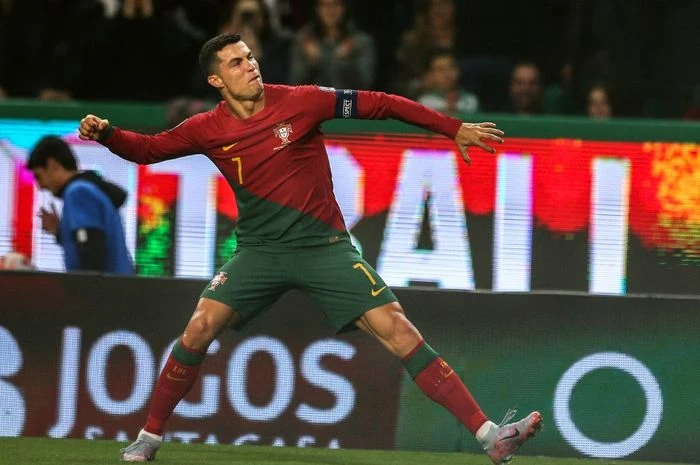 Cristiano Ronaldo menorehkan dua rekor baru usai cetak brace di Kualifikasi Euro 2024. (AFP/Carlos Costa)