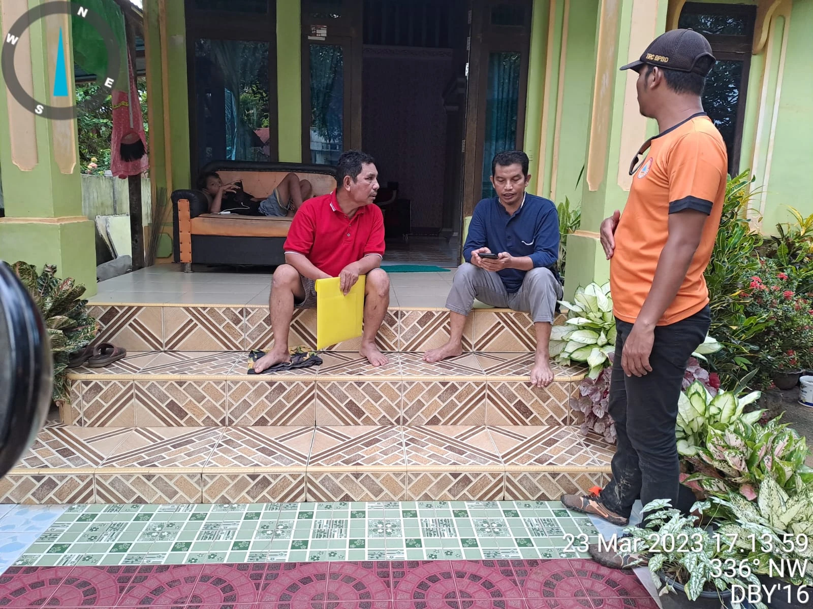 Petugas mendata warga terdampak banjir. (Dok. BPBD Ketapang)