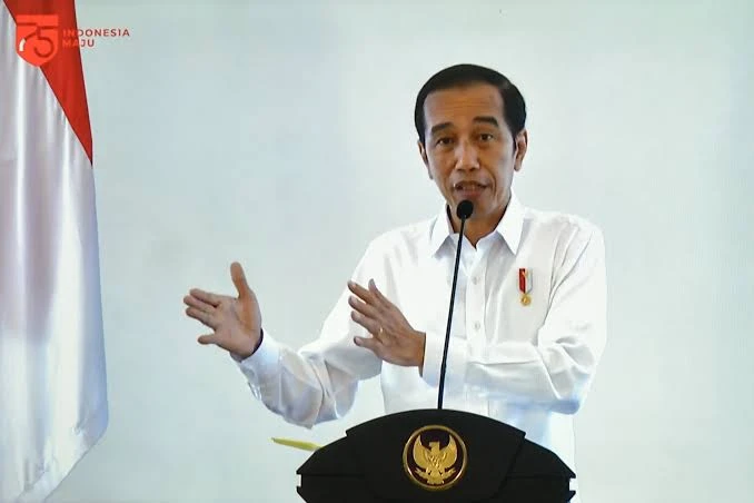 Presiden Jokowi meminta Erick Thohir segera bicarakan masah sanksi dengan FIFA. (Setkab RI)