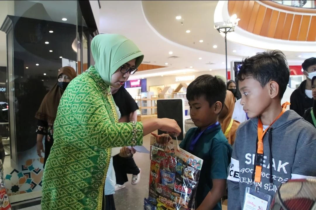 Foto: Penuh Keberkahan, Lismaryani Sutarmidji Belanjakan Baju Lebaran untuk Anak Yatim Piatu | Pifa Net