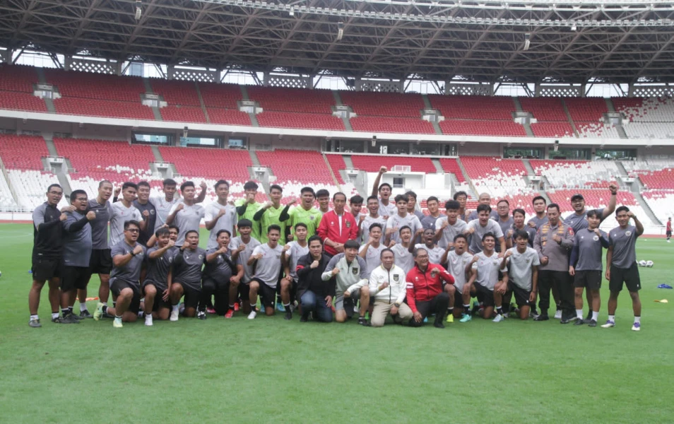 Presiden Jokowi mengunjungi latihan dan memberikan semanagat motivasi kepada para pemain Timnas. (Dok. PSSI)