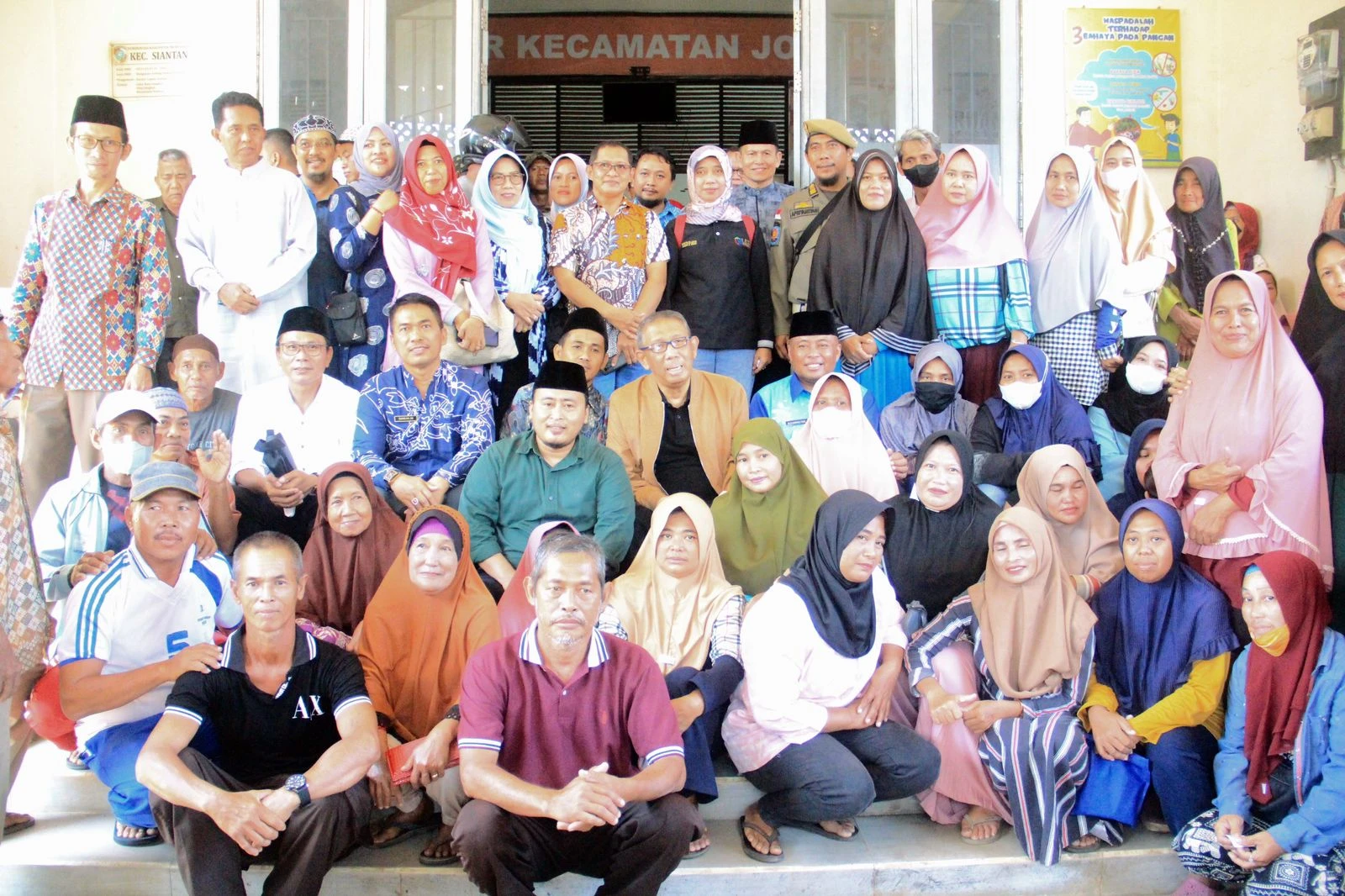 Gubernur Sutarmidji saat membagikan sembako ke warga Jungkat, Kabupaten Mempawah. (Dok. Istimewa)
