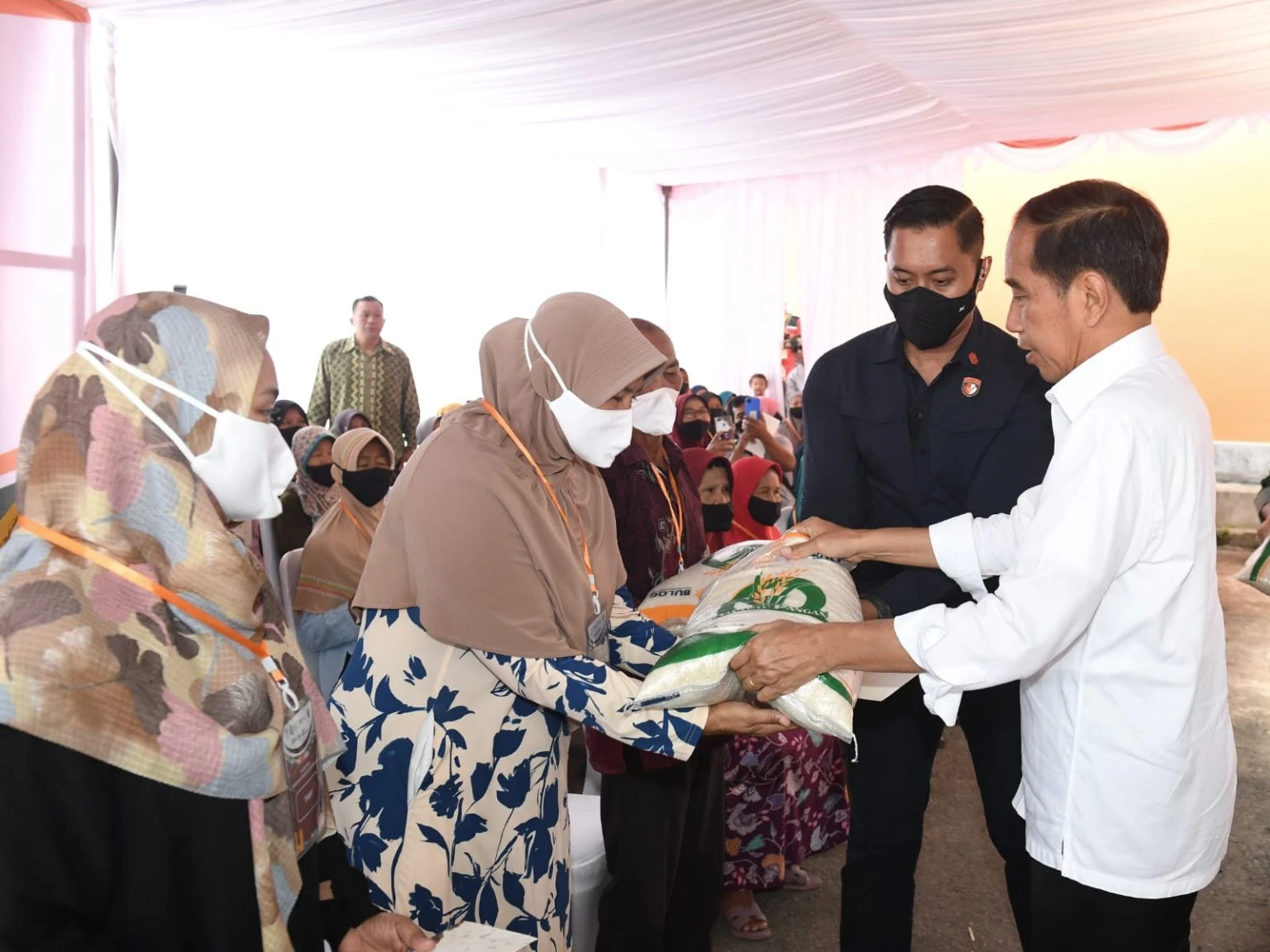 Presiden Jokowi saat meluncurkan penyaluran cadangan beras pemerintah untuk bantuan pangan 2023, Senin (10/4/2023). (BPMI Setpres/Kris)