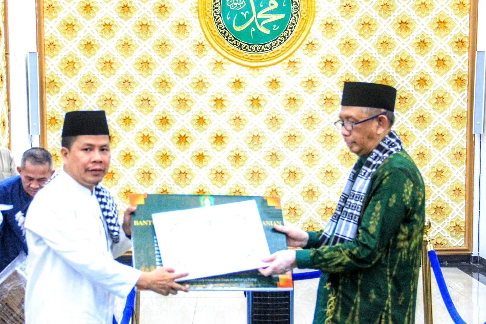 Gubernur Kalbar, Sutarmidji saat menutup agenda silaturahmi Ramadhan di Sambas. (Adpim Pemprov Kalbar)