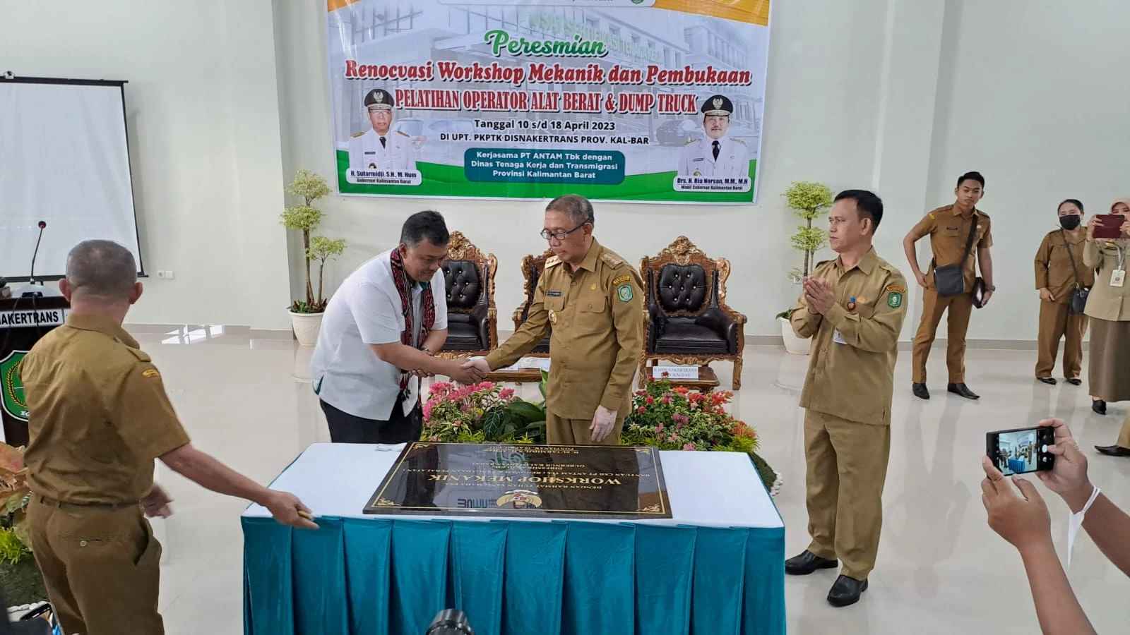 Gubernur Sutarmidji membuka Workshop Mekanik, Balai Latihan Kerja yang dibantu oleh CSR Antam. (Dok.PIFA/Andrie P Putra)