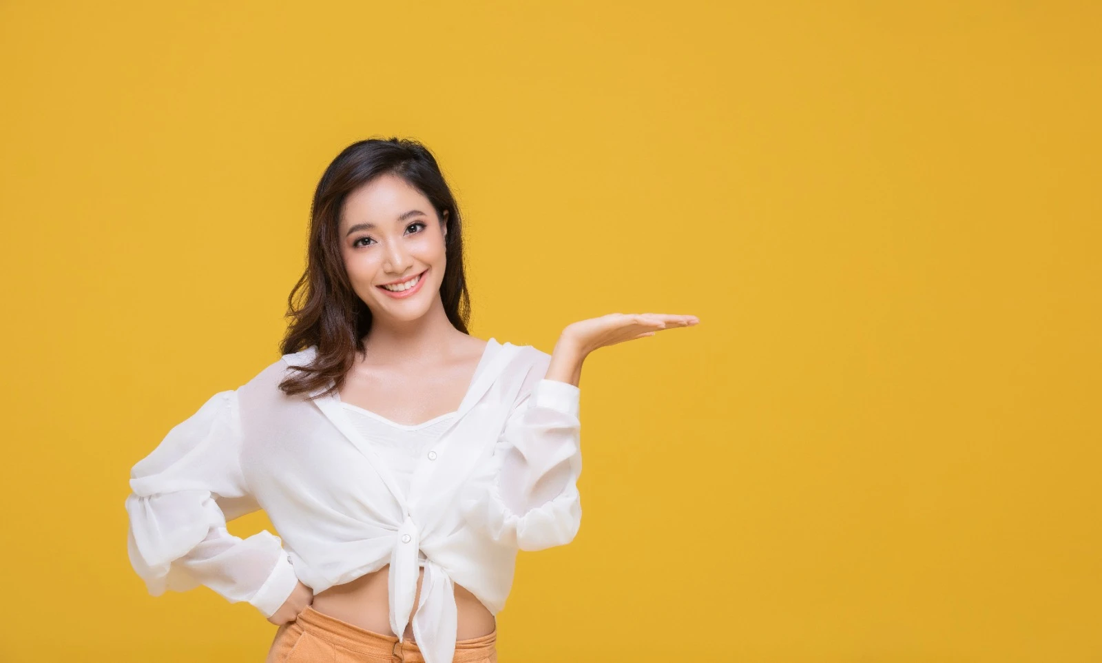 Tips agar tetap terlihat muda, salah satunya rajin-rajin membersihkan wajah yah! (Freepik tuiphotoengineer)