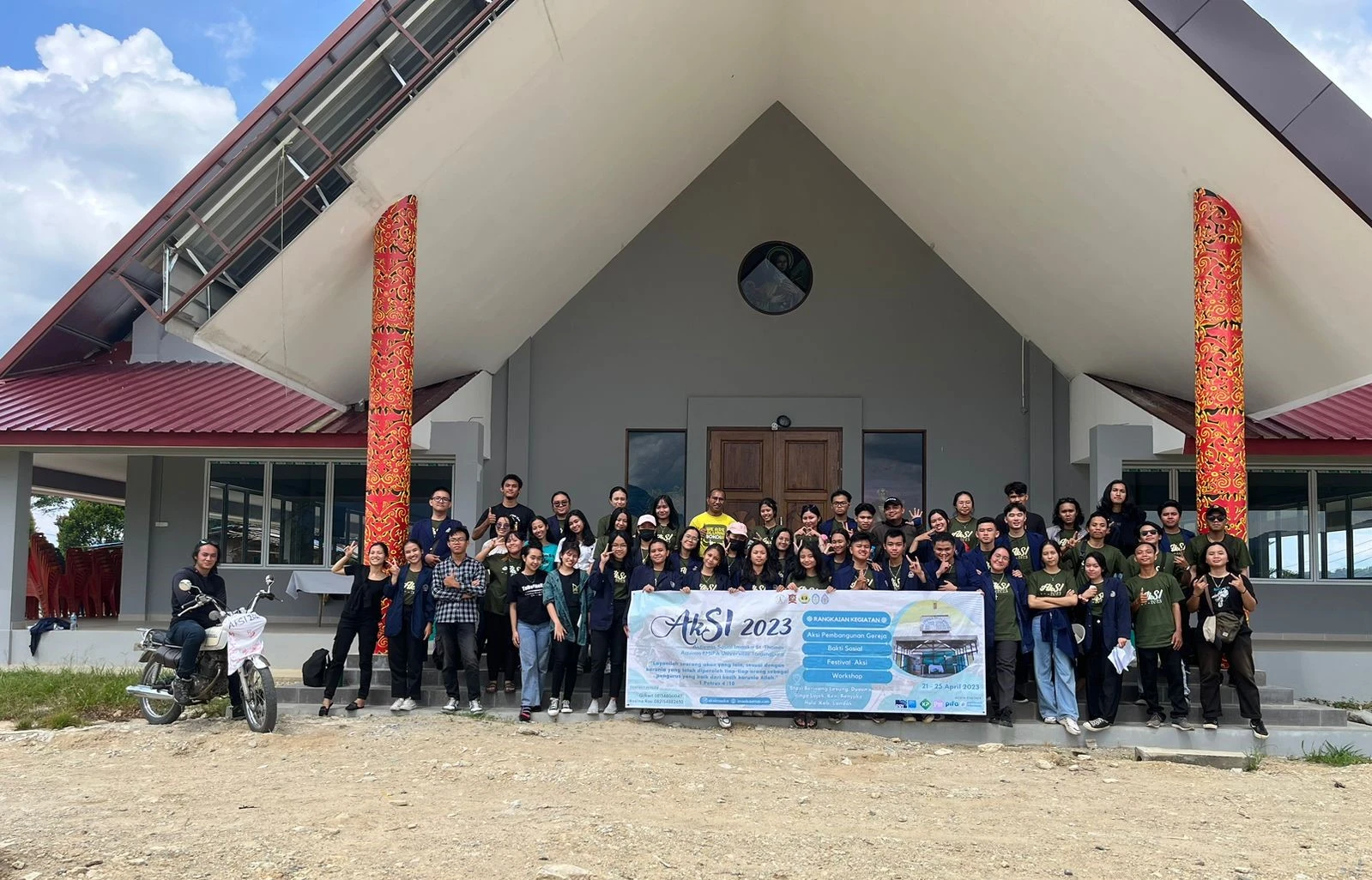 Foto bersama Peserta AkSI 2023 dengan Pastor Paroki St. Theresia dari Kanak-kanak Yesus, Simpang Tiga. (Dok. Panitia PDD AkSI 2023)