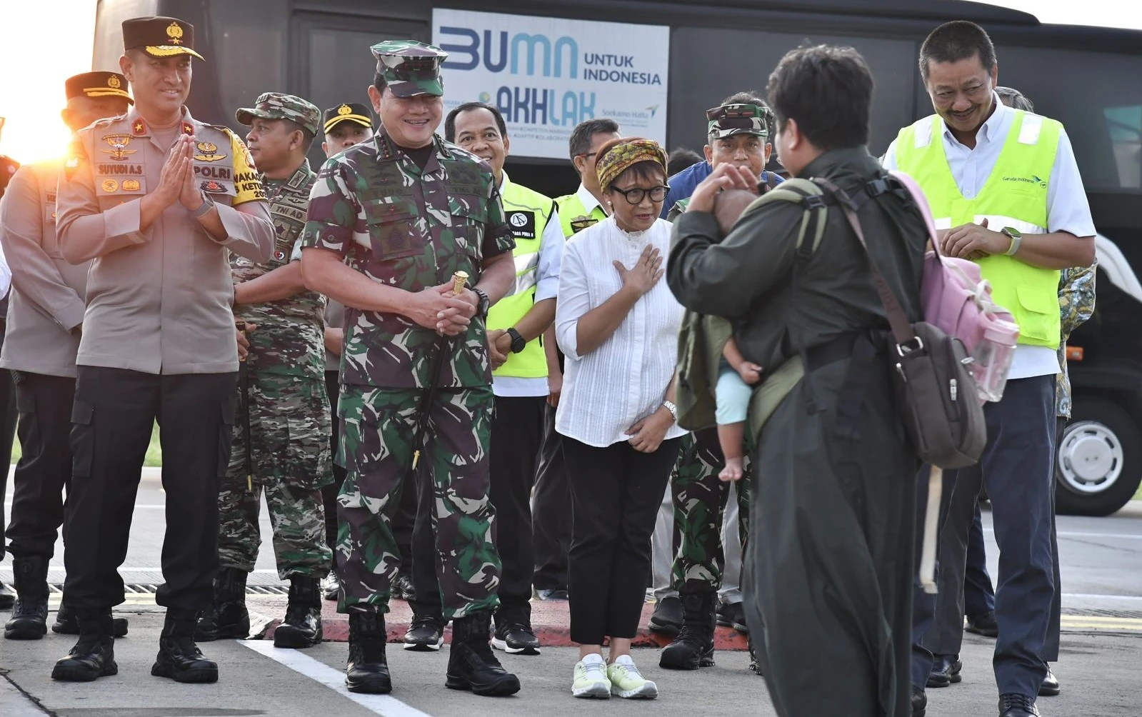 Foto: 385 WNI yang Dievakuasi dari Sudan Tiba di Tanah Air | Pifa Net