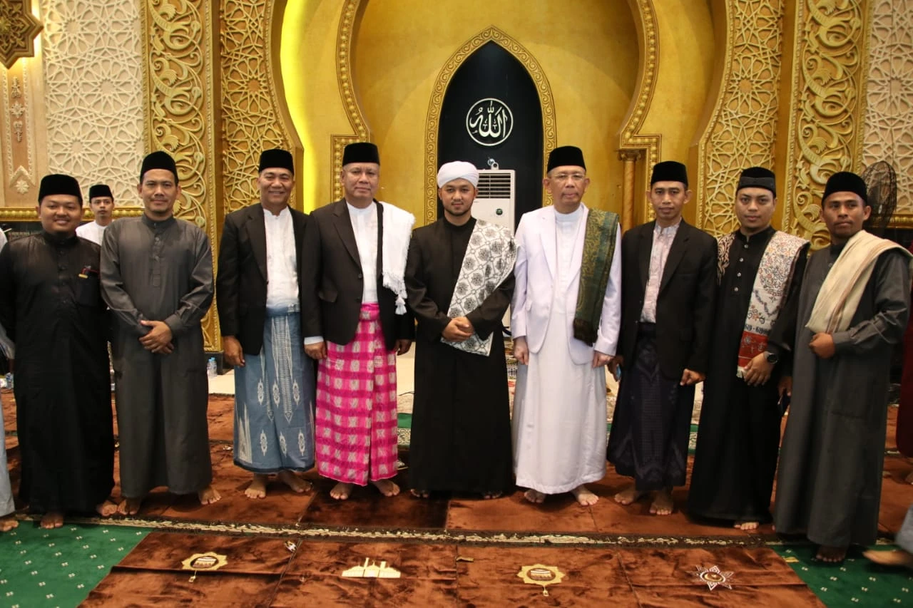 Gubernur Sutarmidji usai  sholat ied berjamaah di Masjid Raya Mujahidin Pontianak, pada sabtu pagi (22/3/2023). (Dok. Adpim Pemprov)