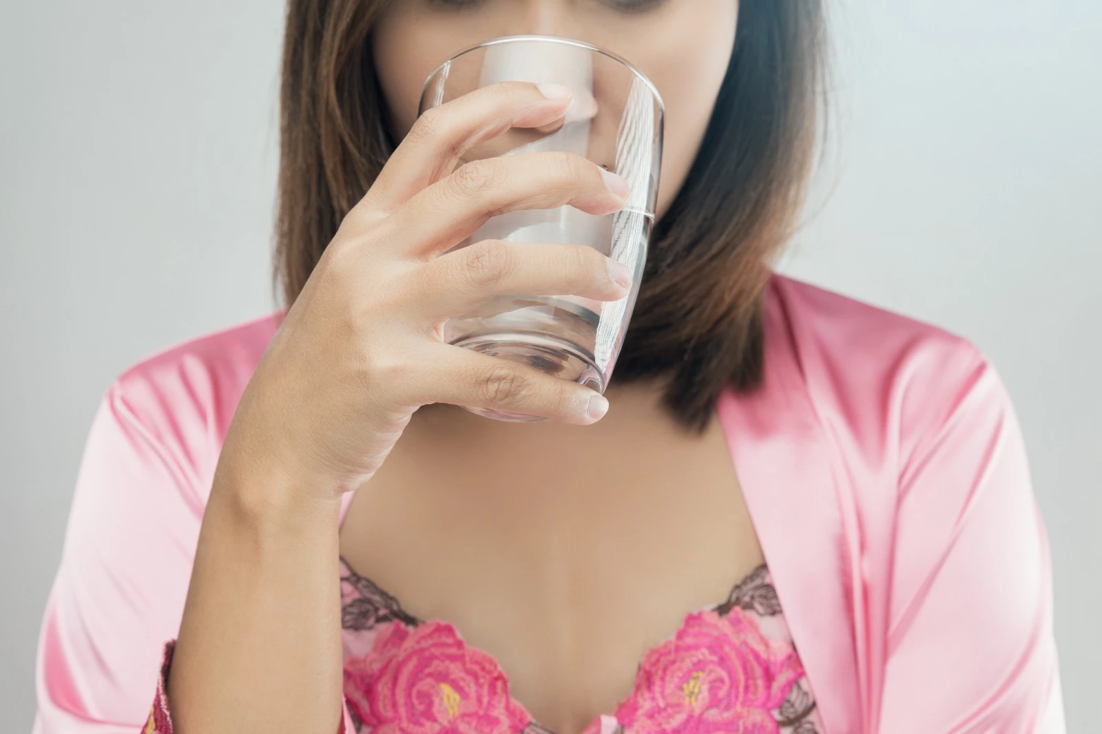 Manfaat minum air putih bagi tubuh, salah satunya dapat menjaga kesehatan jantung. (Ilustrasi: Freepik eddows-animator)
