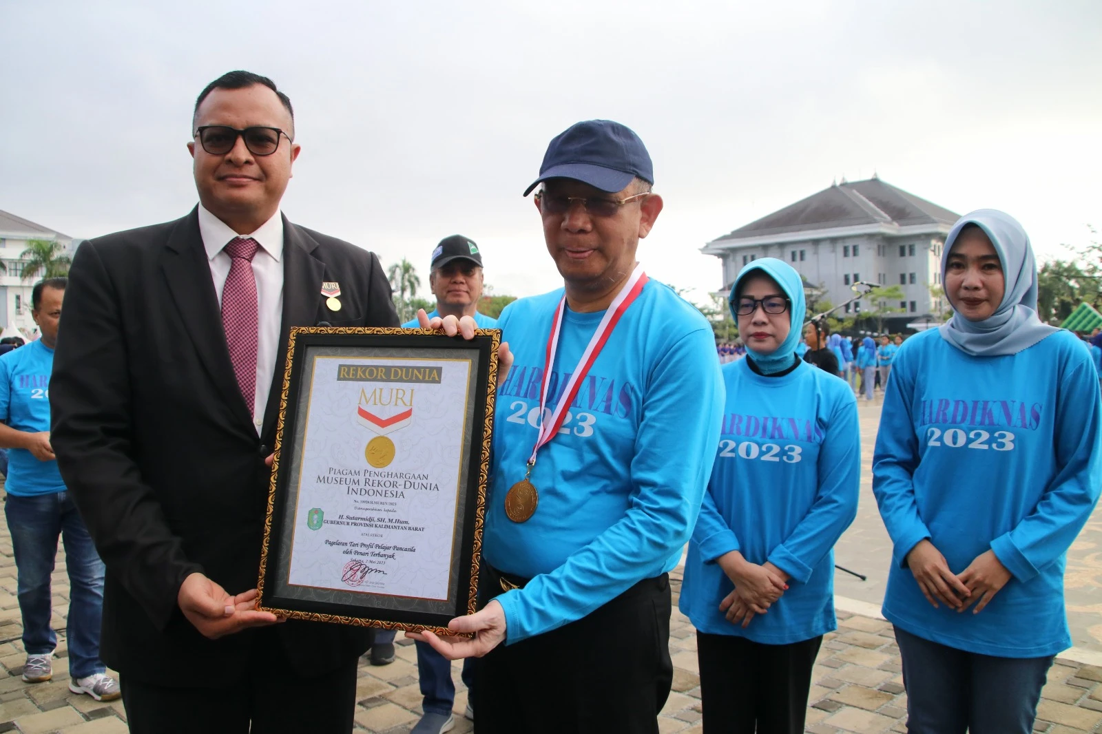Gubernur Sutarmidji menerima anugerah Rekor Muri Tari Kolosal. (Dok. Adpim Pemprov Kalbar)