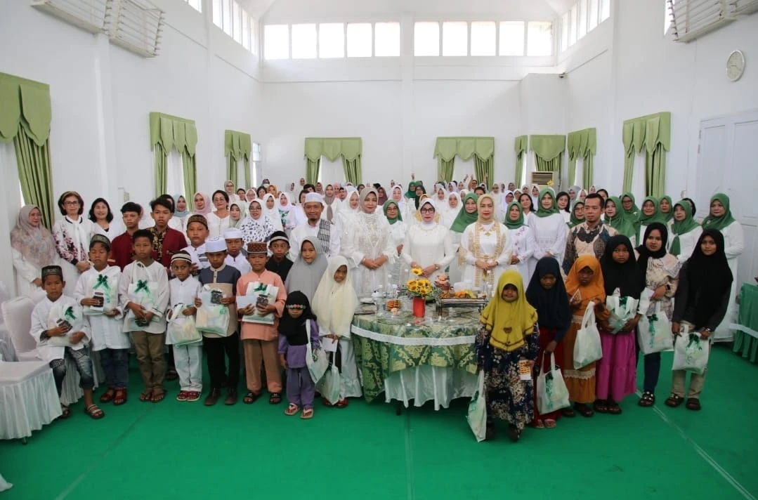 Halal Bihalal Idulfitri 1444 H bersama anak yatim piatu di aula rumah dinas Sekda Kalbar. (Dok. Adpim Pemprov Kalbar)