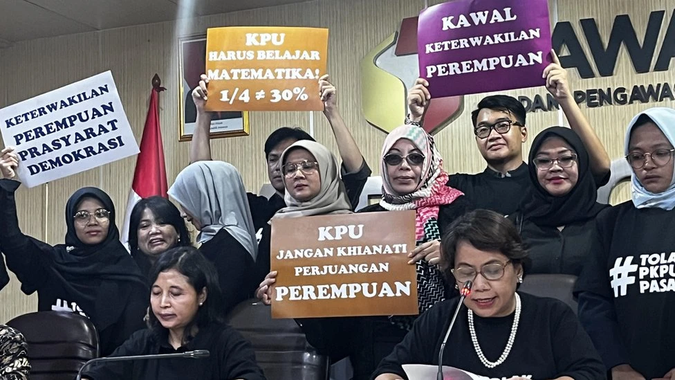 Perludem menyampaikan protes terkait keterwakilan perempuan di Pemilu 2024. (BBC News Indonesia)