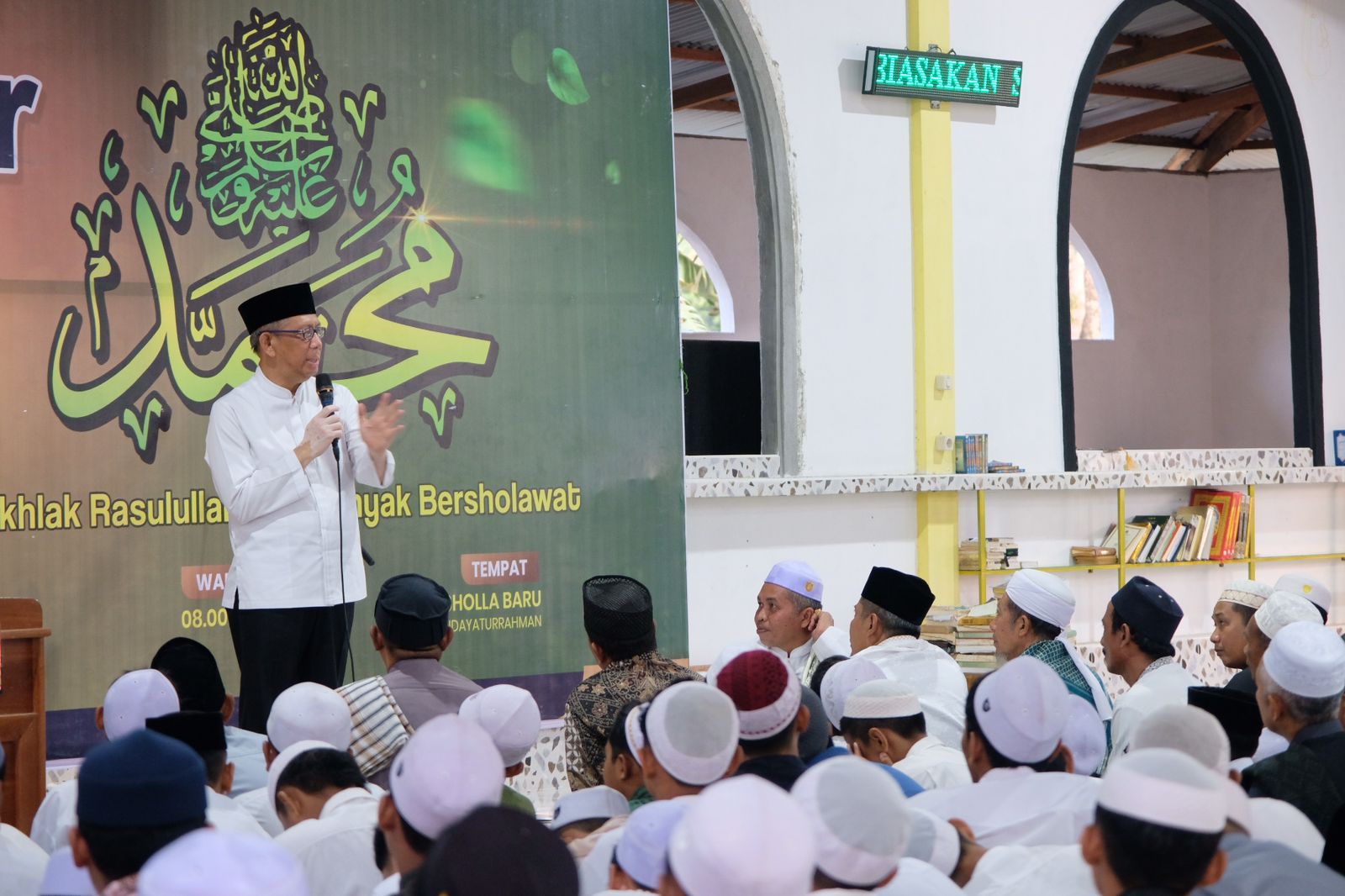 Calon Gubernur Kalbar nomor urut 1, Sutarmidji membagikan pengalaman hidupnya saat silaturahmi di Ponpes Hidayaturrahman Ketapang (Foto: Tim Media Midji-Didi)