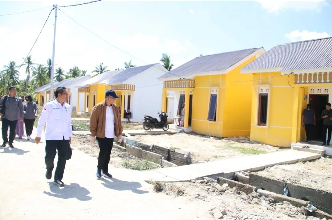 Gubernur Sutarmidji menyerahkan bantuan rumah untuk korban bencana alam di Jawai Laut, Sambas. (Dok. Adpim Pemprov Kalbar)