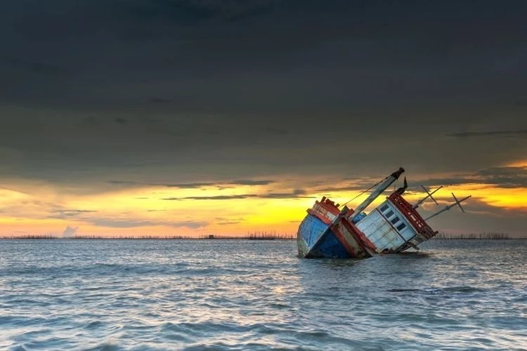 Foto: Kapal Penangkap Ikan Berbendera RRT Terbalik di Samudera Hindia, 17 WNI Hilang | Pifa Net