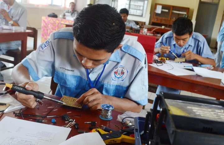 Ketua DPR RI, Puan Maharani, mendorong Pemerintah untuk menjembatani lulusan SMK dengan pelaku Industri. (Ilustrasi: Youthmanual)