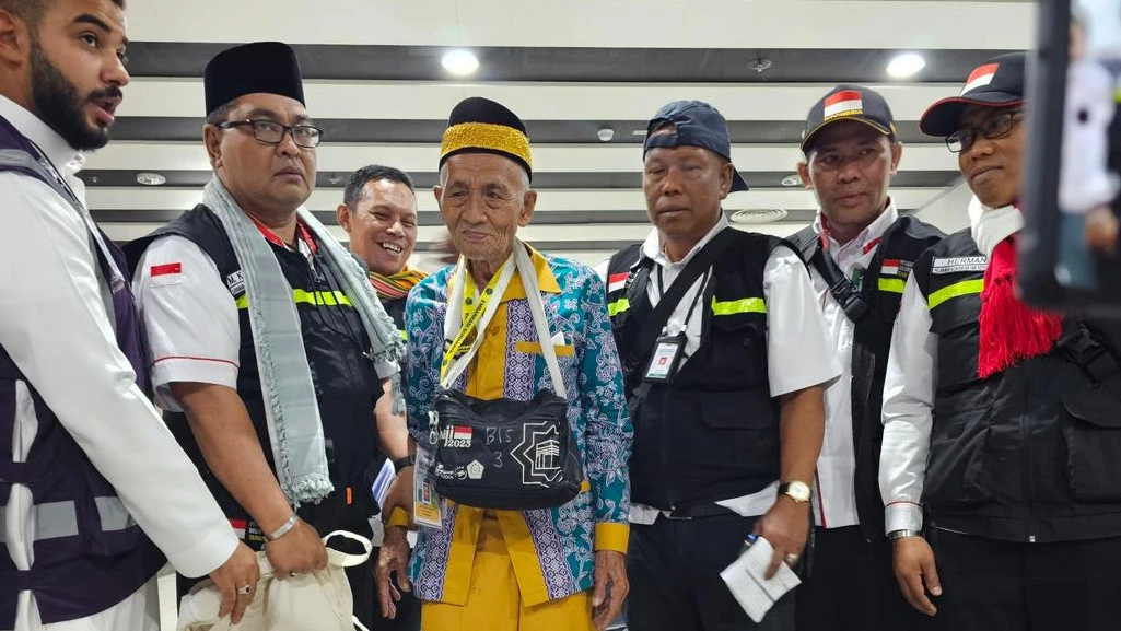Harun bin Senar (119 tahun), jemaah haji tertua asal Indonesia, tiba di Bandara Amir Muhammad bin Abdul Aziz (AMAA) Madinah pada Jumat (26/5/2023) dini hari WIB. (Dok. Kemenag RI)