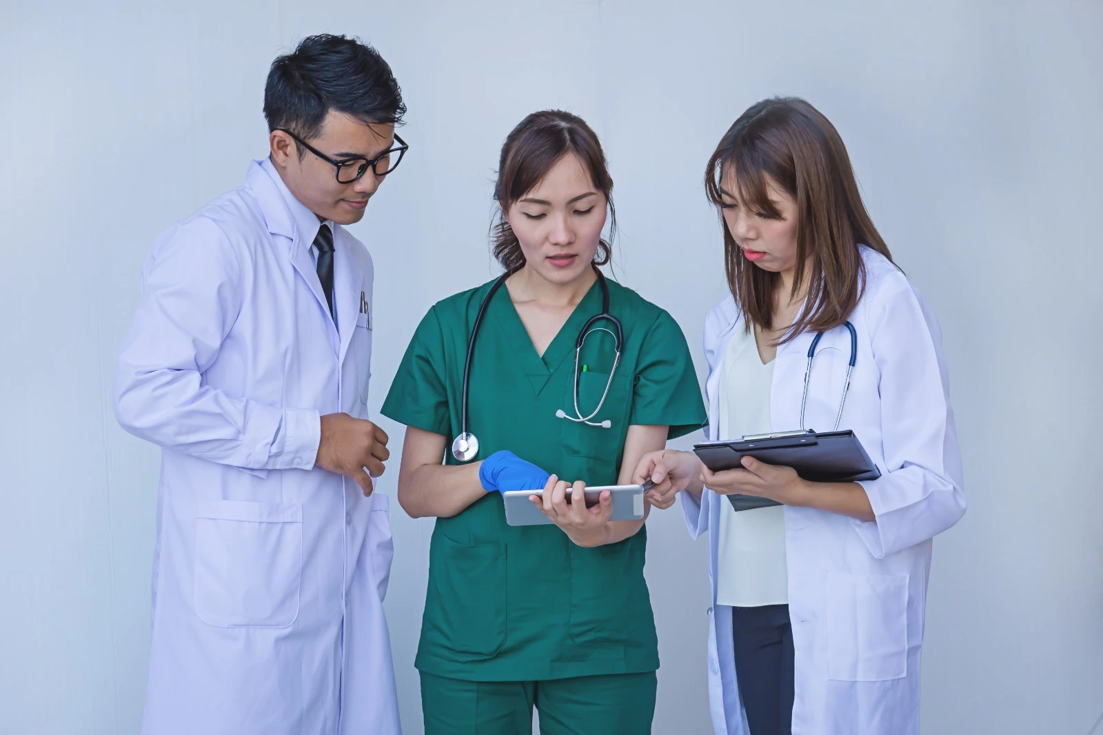 DPRD Provinsi Kalimantan Barat mendorong pihak RSUD Soedarso menambah dokter spesialis. (Ilustrasi: Freepik zenstock)